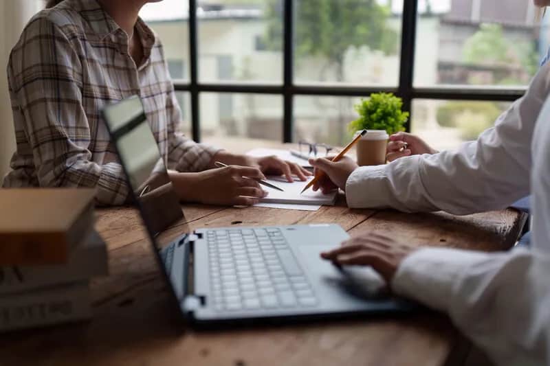 Która spółka posiada osobowość prawną? Odkryj kluczowe informacje